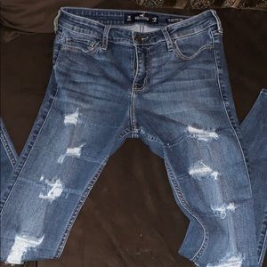HOLLISTER RIPPED JEANS.